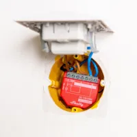 Shelly 1PM Gen4 - WiFi 2.4 GHz / Bluetooth / Zigbee -  Interruptor inteligente  - Soporta 110-240 V~24-48 V⎓12 V⎓ - Ofrece contactos secos - Compatible con Alexa y Google