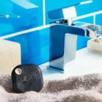 Shelly Blu Button Tough 1 Negro - Bluetooth - Permite controlar electrodomésticos  - Resistente a golpes, salpicaduras y polvo - Atenuar y activar escenas - Compatible con Alexa y Google