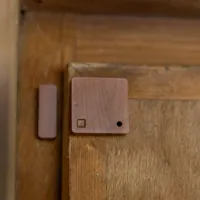 Shelly BLU Door/Window Marrón - Bluetooth - Requiere HUB - Batería de hasta 5 años - Apto para domótica de viviendas  - Compatible con Alexa y Google