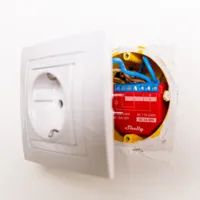 Shelly Plus 1PM - WiFi 2.4 GHz IEEE802.11 b/g/n / Bluetooth -  Interruptor inteligente  - Soporta 110-240 V / 24V - Medidor de consumo - Compatible con Alexa y Google