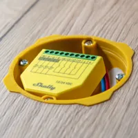 Shelly Controlador RGBW para tiras LED - WiFi 2.4 GHz IEEE802.11 b/g/n / Bluetooth - Admite cualquier tira de LED RGB/RGBW - Soporta 12V / 24V - Medición de potencia - Compatible con Alexa y Google