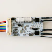 Shelly Plus Uni - WiFi 2.4 GHz IEEE802.11 b/g/n / Bluetooth - Modulo inteligente  - Soporta 8-24 VAC / 9-28 VDC / 5 VDC - Ofrece contactos secos - Compatible con Alexa y Google