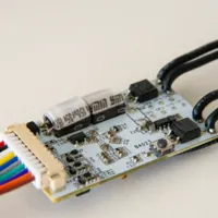 Shelly Plus Uni - WiFi 2.4 GHz IEEE802.11 b/g/n / Bluetooth - Modulo inteligente  - Soporta 8-24 VAC / 9-28 VDC / 5 VDC - Ofrece contactos secos - Compatible con Alexa y Google