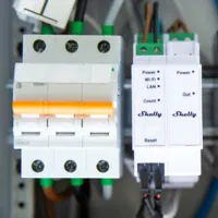 Shelly Pro 3EM Switch Add-on - Solo compatible con Shelly Pro 3EM - Medidor de consumo - Soporta 110-240 V - Ideal para viviendas - Compatible con Alexa y Google
