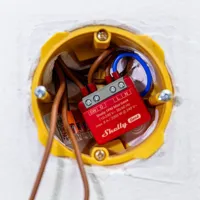 Shelly 1PM Mini Gen4 - WiFi 2.4 GHz / Bluetooth / Zigbee -  Interruptor inteligente  - Soporta 110 - 240 VCA / 24 - 30 VCC - Contacto NA, 1 polo, contacto µ - Compatible con Alexa y Google