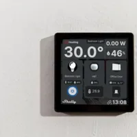 Shelly Wall Display Negro + BLU H&amp;T Negro - WiFi 2.4 GHz / Bluetooth - Sensor H&amp;T - Resistente al agua y al polvo - Batería de hasta 3 años - Compatible con Alexa y Google