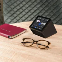 Shelly Wall Display Stand Black - Soporte de sobre mesa  - Compatibilidad con Shelly Wall Display / - EU Socket / USB Charger - Color Blanco
